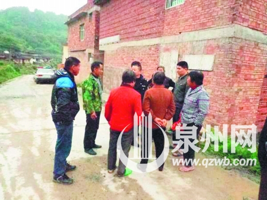 警方发动群众在各个路口蹲守