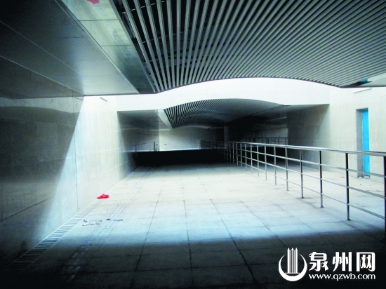宽敞的地下通道无人通行