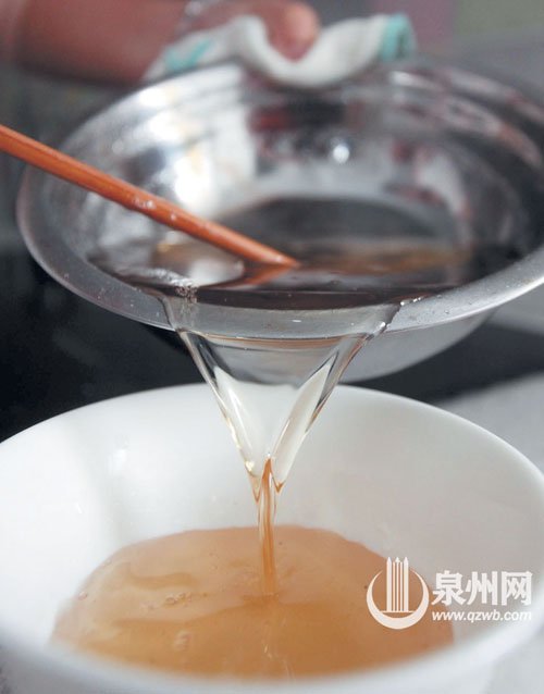 看似蜂蜜，却是人工调制出来的。