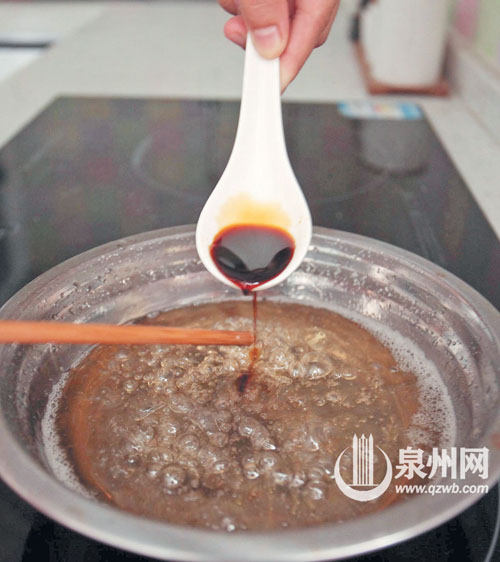 用酱油调成色