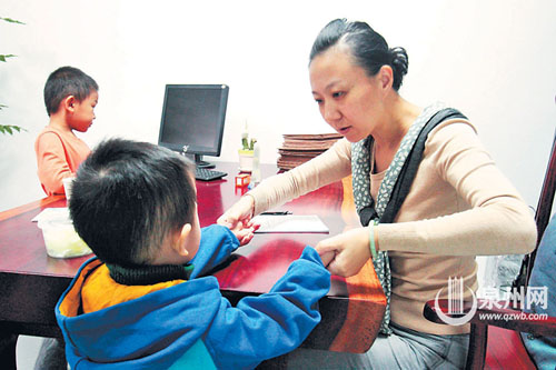 成瑞岚对小孩子非常有耐心