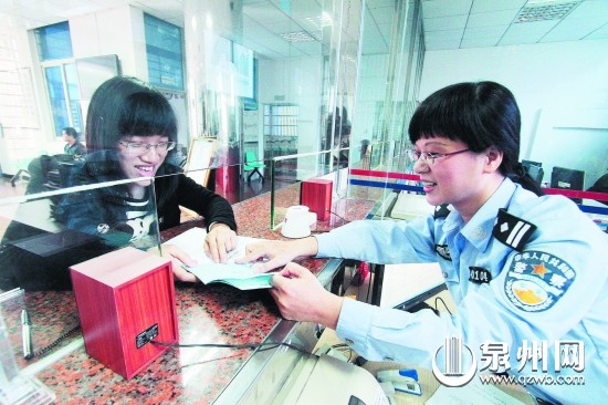 民警小陈耐心地接待前来办理户口迁移的市民小李
