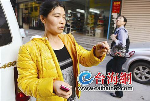 路人遭楼上住户泼脏水