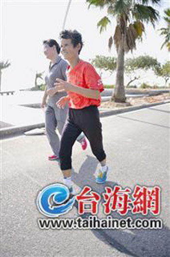 六旬奶奶要跑马拉松全程