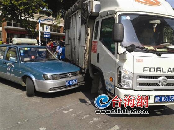 出租车小货车相撞 幸无人员受伤