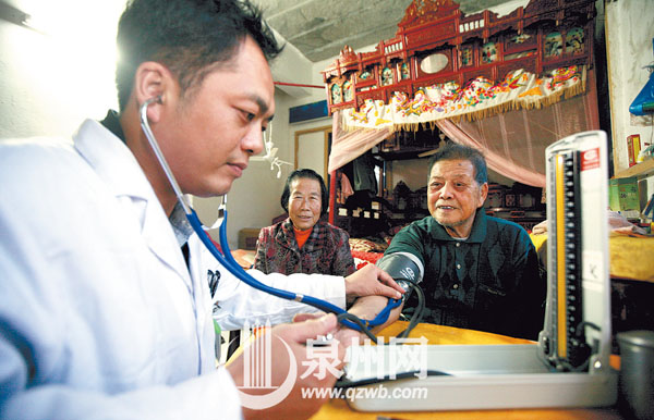 家庭医生有望缓解看病难，又能提高村民健康水平。