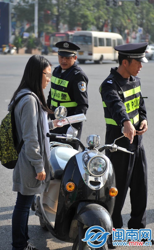 一名女生的车前未挂牌被暂扣
