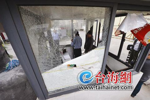 只因没车位 狂砸保安亭
