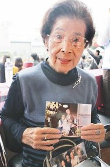 台北市大桥小学16日举办89周年校庆，96岁的第二届校 