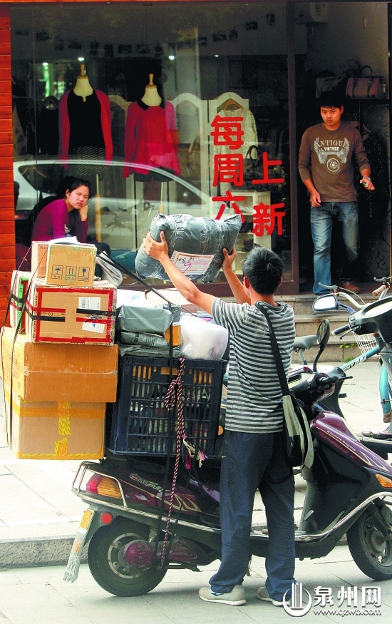 快递员正在给沿街商铺送包裹