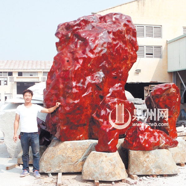 这块红色石头重达14吨