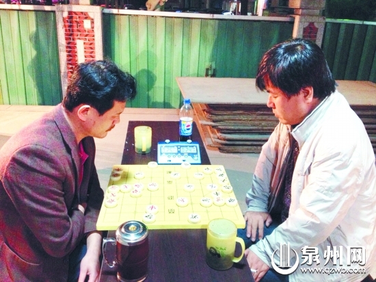 参赛的棋友正在对弈