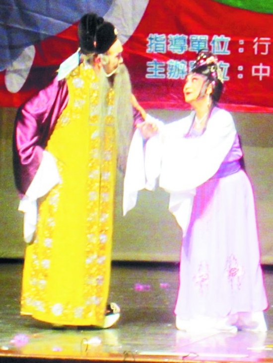 老艺人动情演出，展现泉州传统文化魅力。