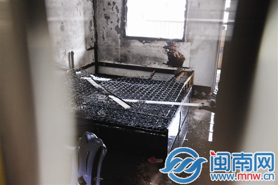 屋内的床和凳子都被烧焦了