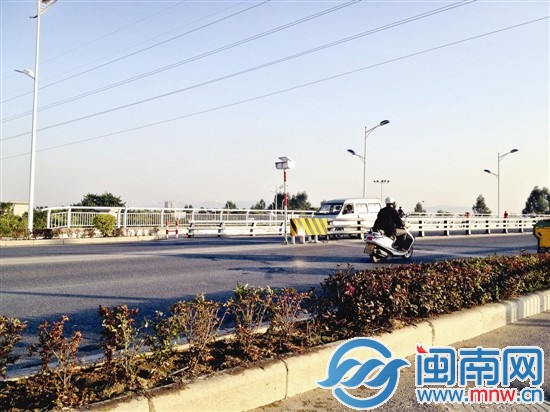 西洋坪大桥芗城往龙海方向，护栏上的反光标志和警示 
