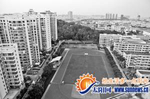 许多校园的运动场闲时不对社区居民开放