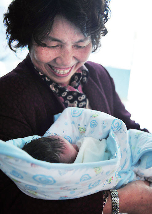 孕妇当街产女 围观市民自发围出临时产房2