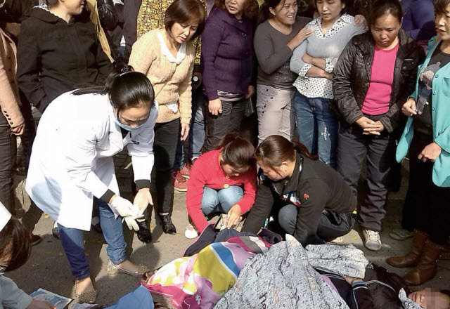 孕妇当街产女 围观市民自发围出临时产房1