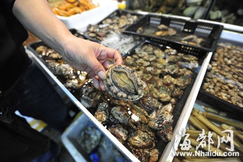 福建鲍鱼用量锐减降价 价格亲民超市销量大增