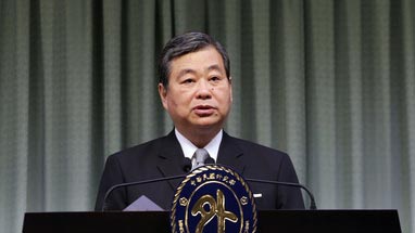 台“外交部”18日上午召开记者会，“政务次长”石定 