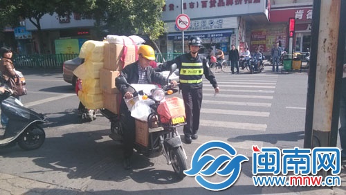 钟楼附近，一电动车超载被拦下