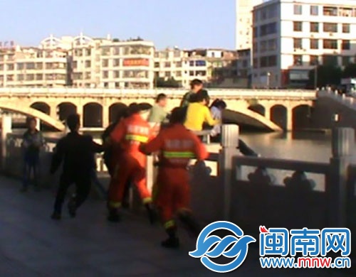 众人上前，将跳河女生拉上来