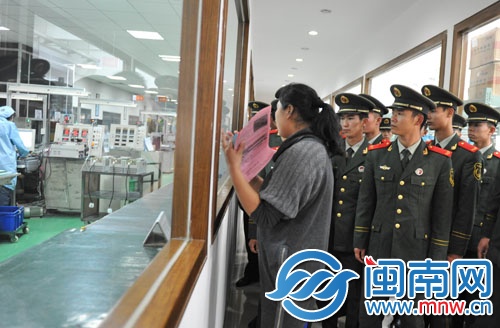 24名军人到企业参观