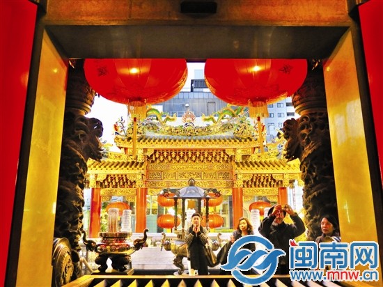 横滨关帝庙为迎新年，已挂上了两个大红灯笼