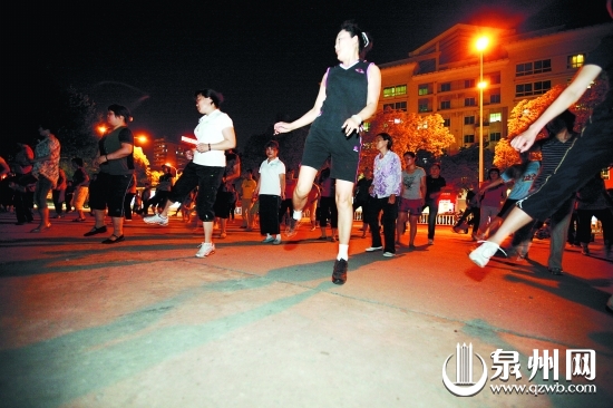 广场舞深受市民欢迎，但有的噪音过大，影响了其他居 