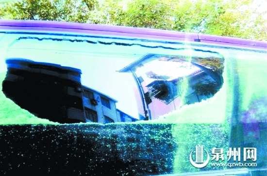 客车玻璃被砸出一个大窟窿