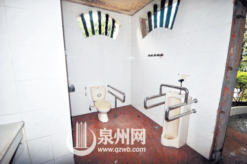 市区工人文化宫附近一处公厕设有残疾人专用间