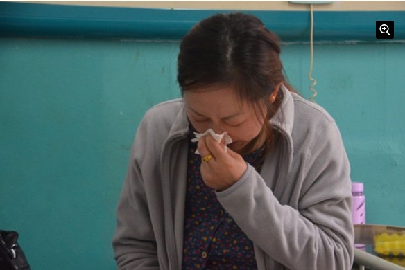 受害女婴在医院抢救，女婴的姑姑痛哭。