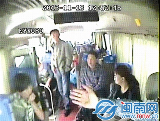 小偷上车，翁师傅挥手示意他下去
