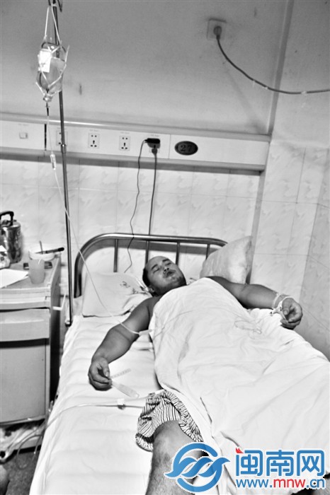 宫先生躺在病床上，腰部以下失去知觉