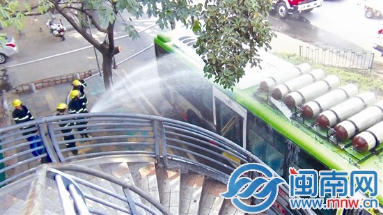 用水枪稀释泄漏的气体