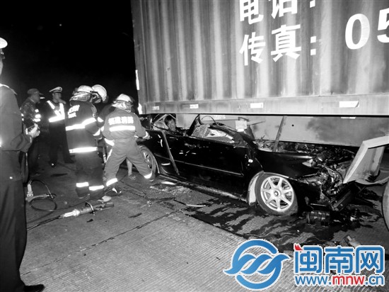 轿车大半车身都在货车底