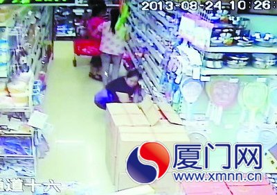 女子蹲在地上将货物塞进包里
