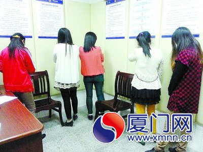 五名女子被警方抓获