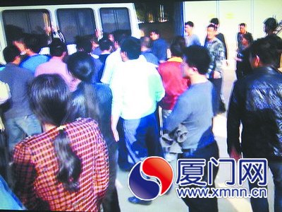 叫了一帮亲友来助阵