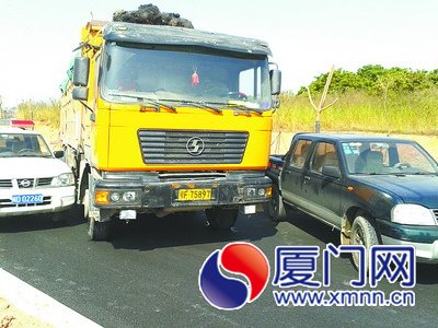 执法车左右夹击，不让土方车逃逸