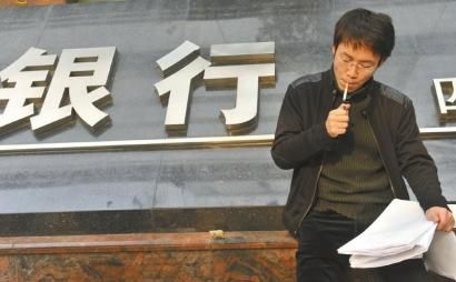 男子信用卡欠9百元6年后需还1万91