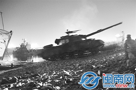 坦克夜间抢滩登陆