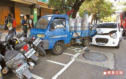 满载瓦斯桶的小货车遭白色自小客撞上，再追撞前方六 