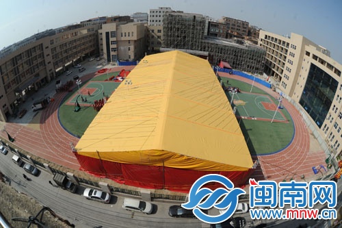 花厅口小学操场中间搭起了大棚子