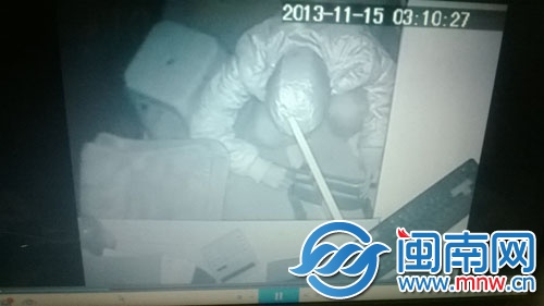 苏某正在柜台盗窃戒指