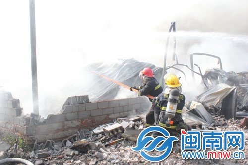 消防官兵正在现场灭火
