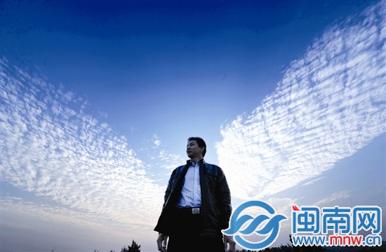 云彩像极了一对巨型翅膀