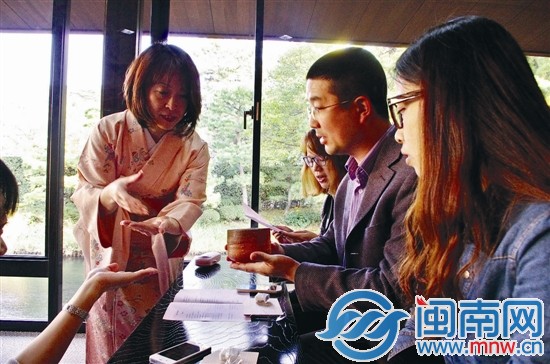 茶道老师向海都民间观察团讲授
