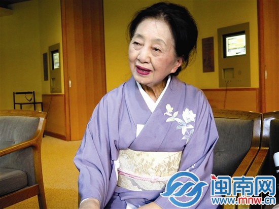82岁的古田老师，穿着美丽的和服教授茶道