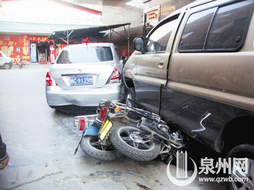 事发现场5辆车撞在一起